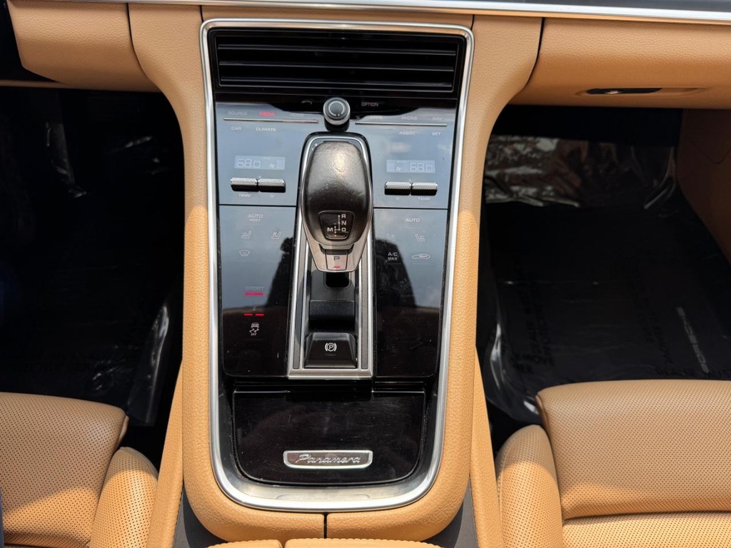 Porsche Panamera Vehicle Full-screen Gallery Image 23