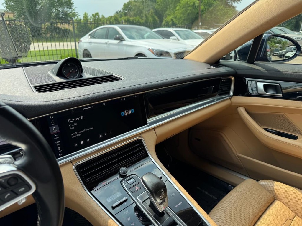 Porsche Panamera Vehicle Full-screen Gallery Image 24