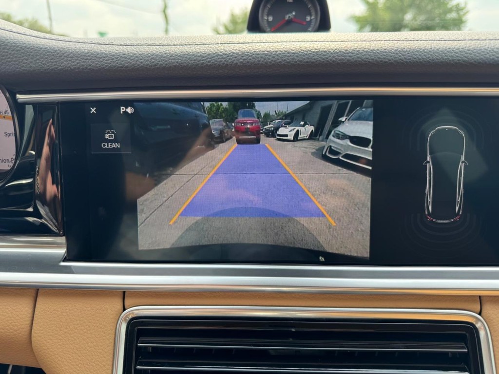 Porsche Panamera Vehicle Full-screen Gallery Image 25