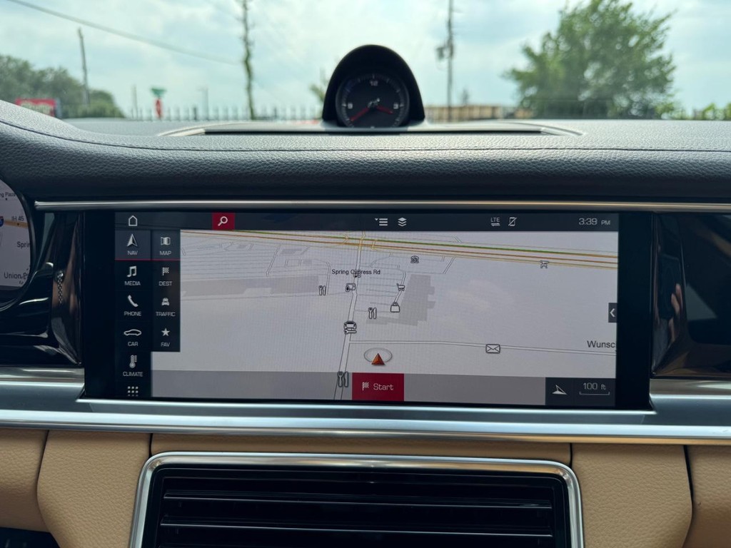 Porsche Panamera Vehicle Full-screen Gallery Image 26