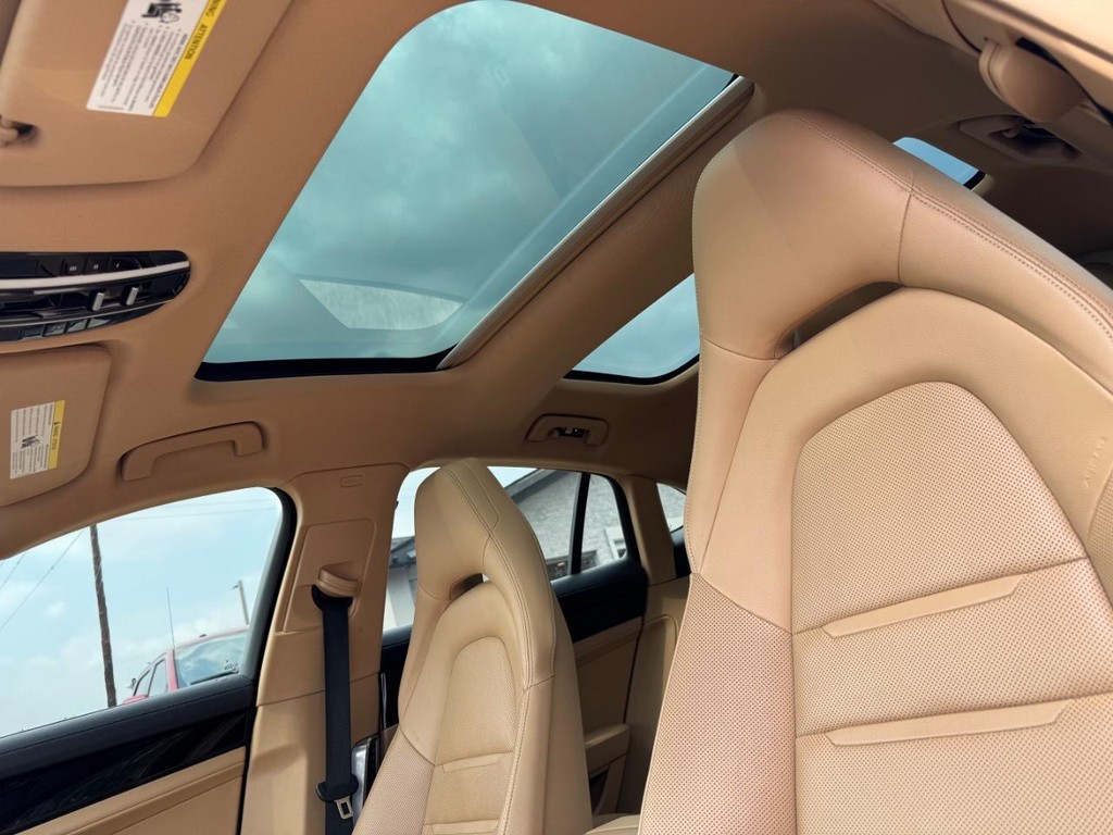 Porsche Panamera Vehicle Full-screen Gallery Image 27