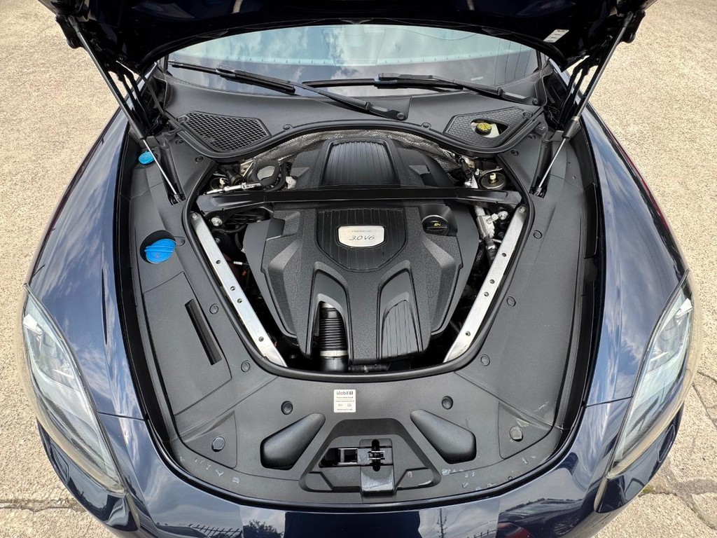 Porsche Panamera Vehicle Full-screen Gallery Image 28