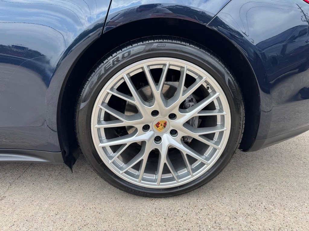 Porsche Panamera Vehicle Full-screen Gallery Image 29