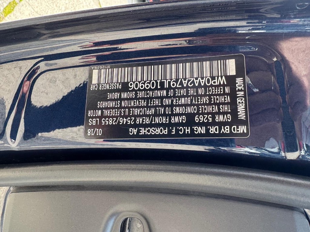 Porsche Panamera Vehicle Full-screen Gallery Image 30