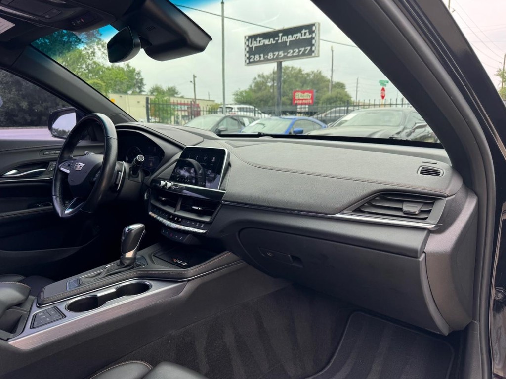 Cadillac CT4 Vehicle Full-screen Gallery Image 13