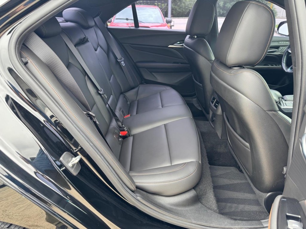 Cadillac CT4 Vehicle Full-screen Gallery Image 16