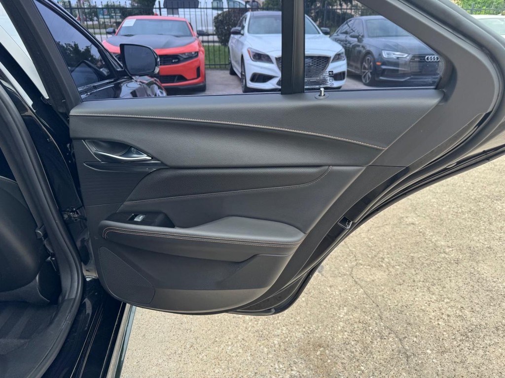 Cadillac CT4 Vehicle Full-screen Gallery Image 17