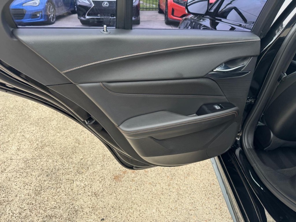 Cadillac CT4 Vehicle Full-screen Gallery Image 19