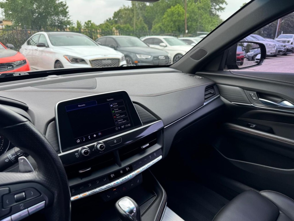 Cadillac CT4 Vehicle Full-screen Gallery Image 24