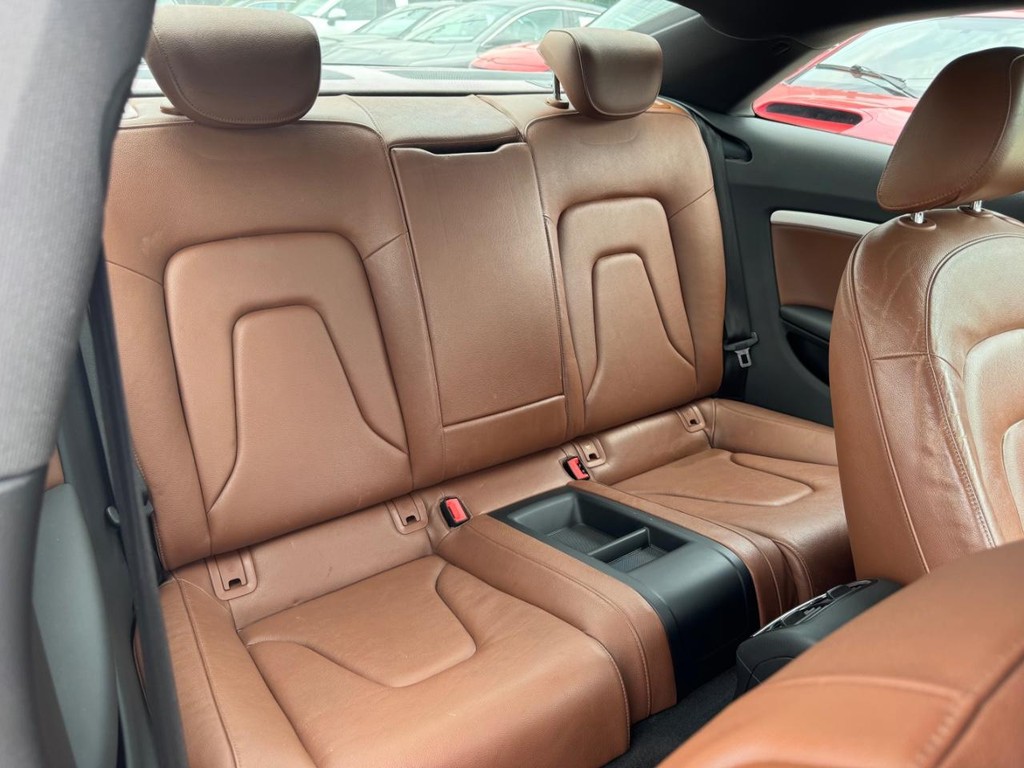 Audi A5 Vehicle Full-screen Gallery Image 17