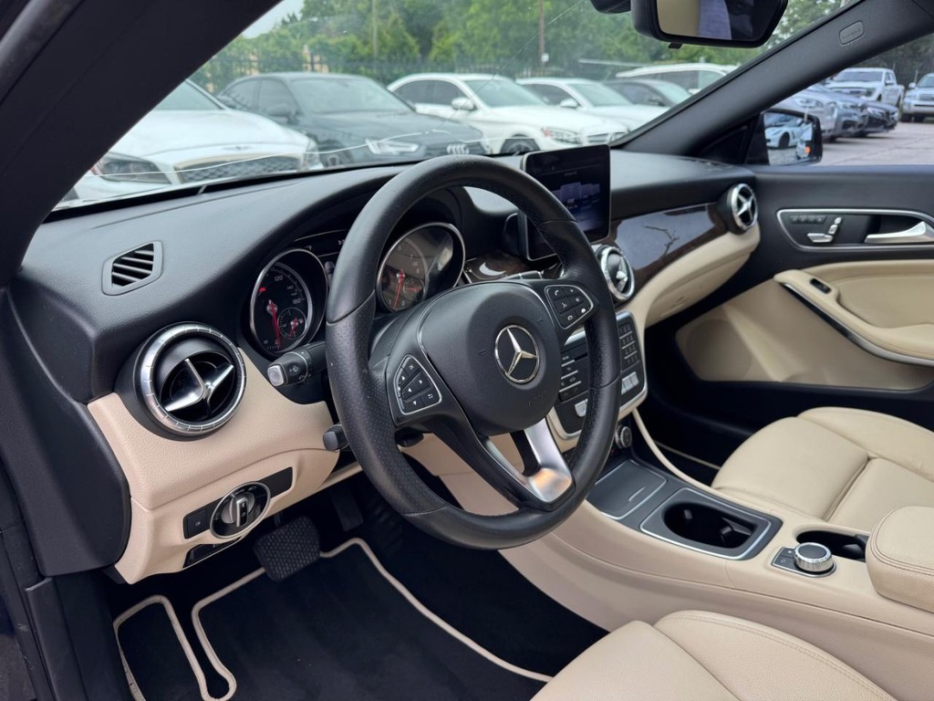 Mercedes-Benz CLA 250 Vehicle Full-screen Gallery Image 10