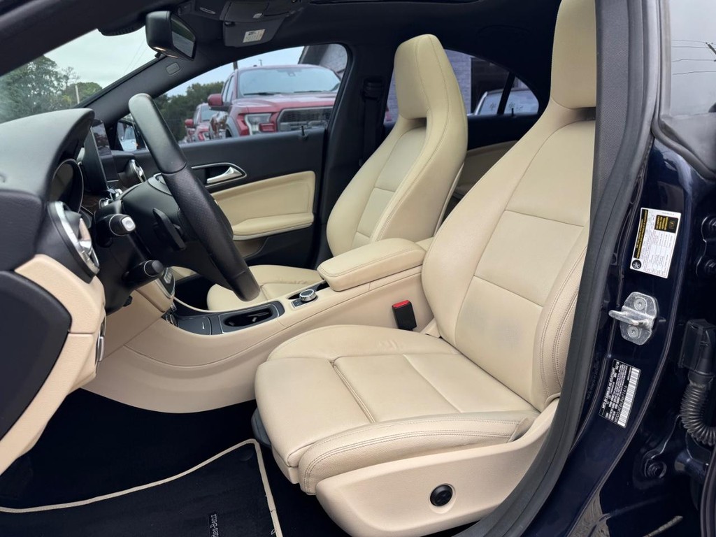 Mercedes-Benz CLA 250 Vehicle Full-screen Gallery Image 11
