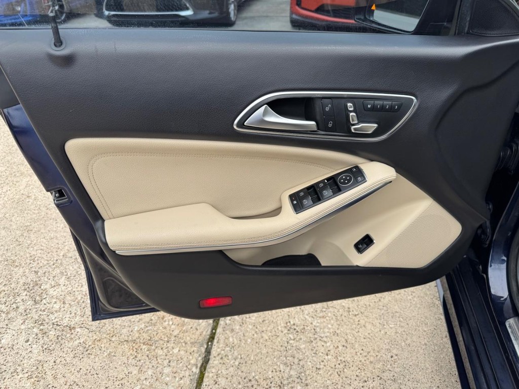 Mercedes-Benz CLA 250 Vehicle Full-screen Gallery Image 12