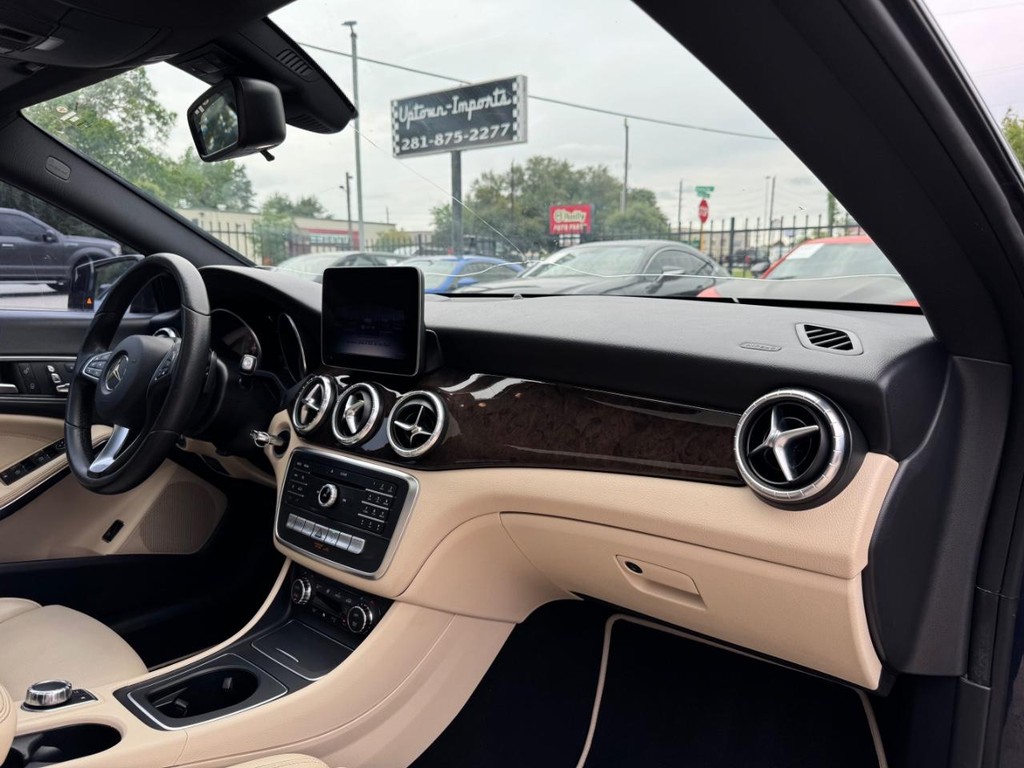 Mercedes-Benz CLA 250 Vehicle Full-screen Gallery Image 13