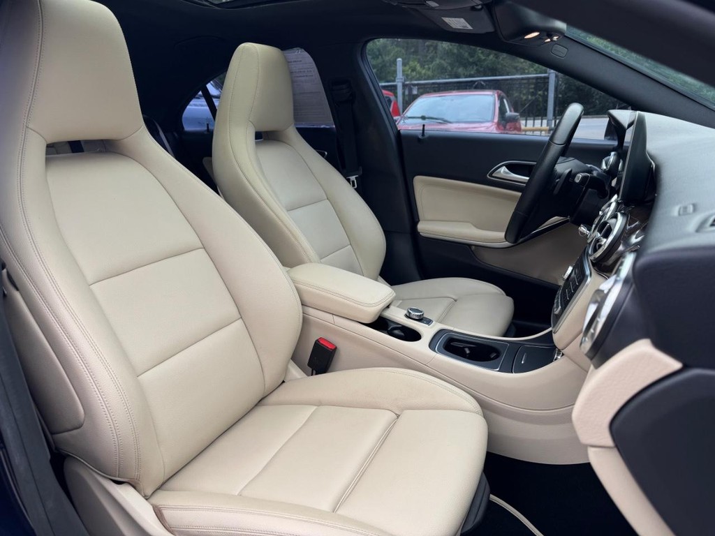Mercedes-Benz CLA 250 Vehicle Full-screen Gallery Image 14