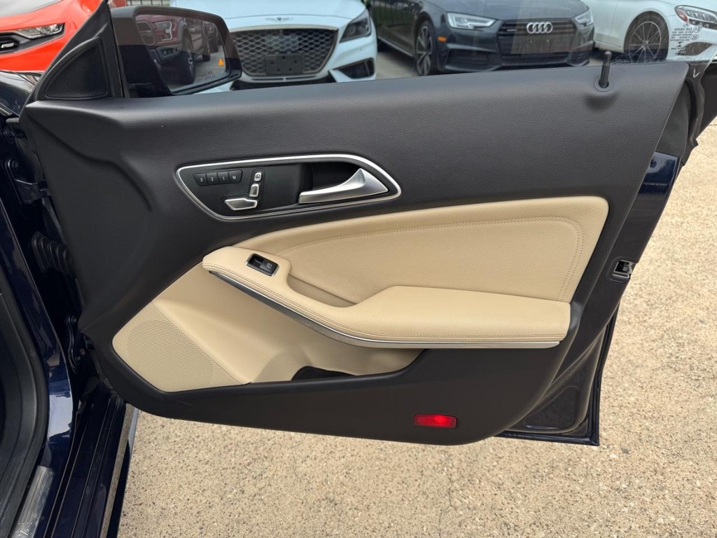 Mercedes-Benz CLA 250 Vehicle Full-screen Gallery Image 15