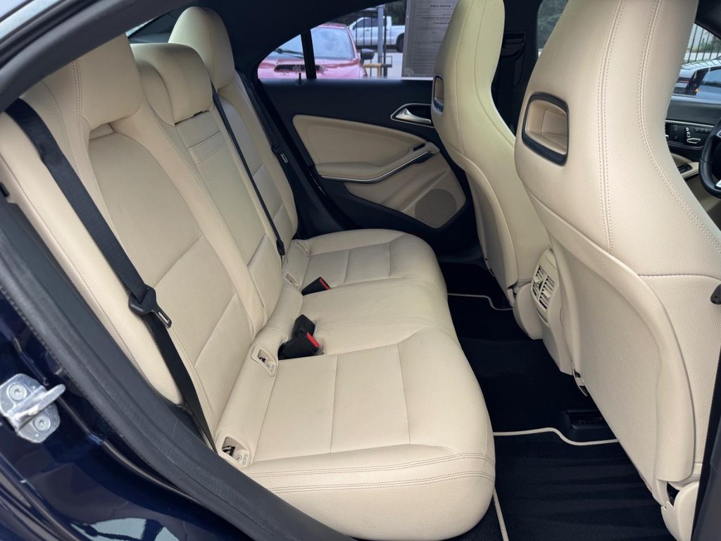 Mercedes-Benz CLA 250 Vehicle Full-screen Gallery Image 16