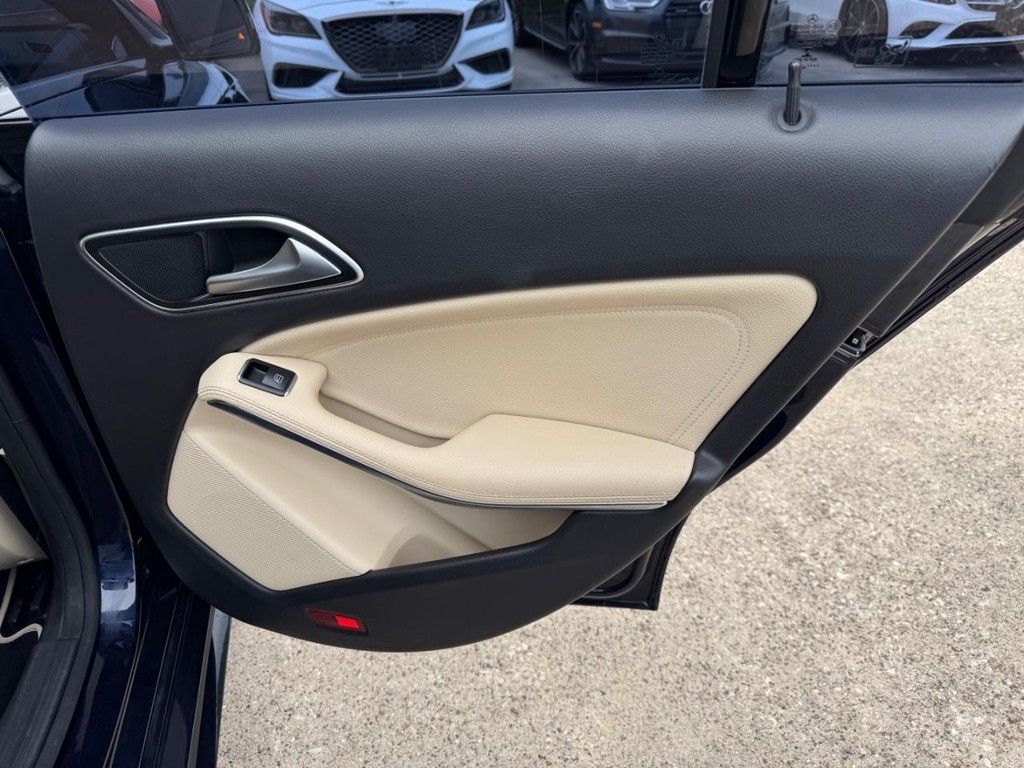 Mercedes-Benz CLA 250 Vehicle Full-screen Gallery Image 17