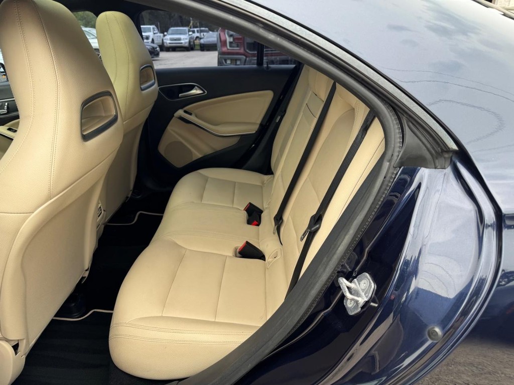 Mercedes-Benz CLA 250 Vehicle Full-screen Gallery Image 18