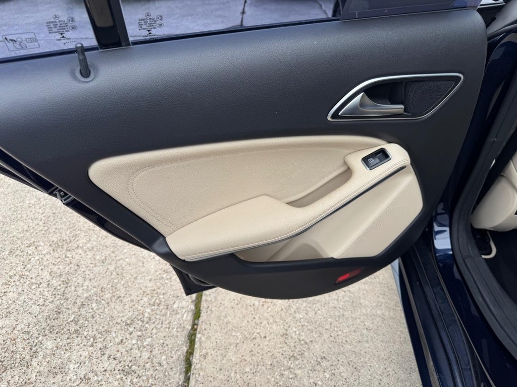 Mercedes-Benz CLA 250 Vehicle Full-screen Gallery Image 19