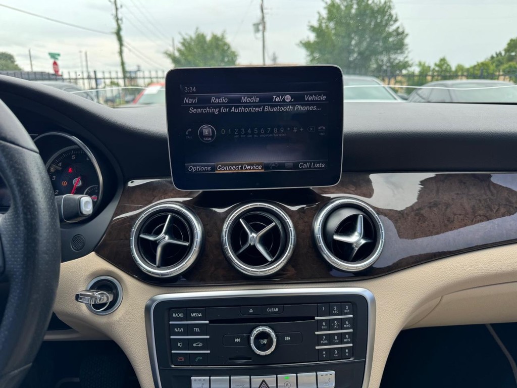 Mercedes-Benz CLA 250 Vehicle Full-screen Gallery Image 22
