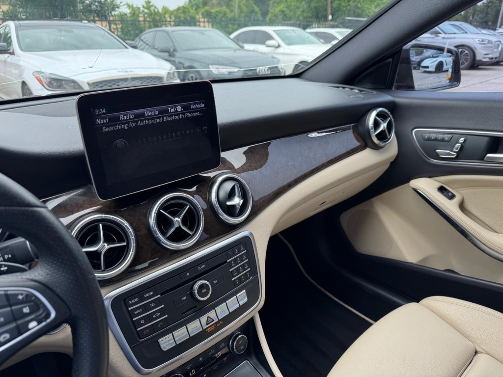 Mercedes-Benz CLA 250 Vehicle Full-screen Gallery Image 24