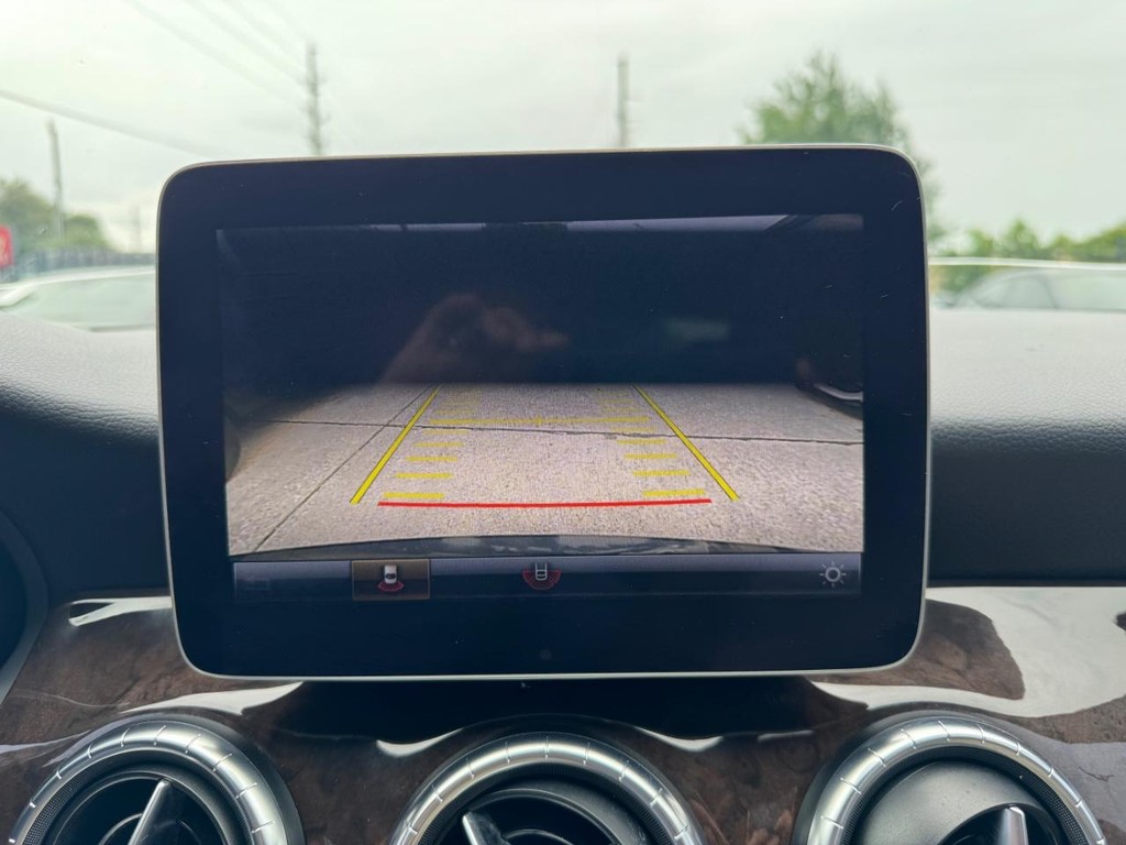 Mercedes-Benz CLA 250 Vehicle Full-screen Gallery Image 25