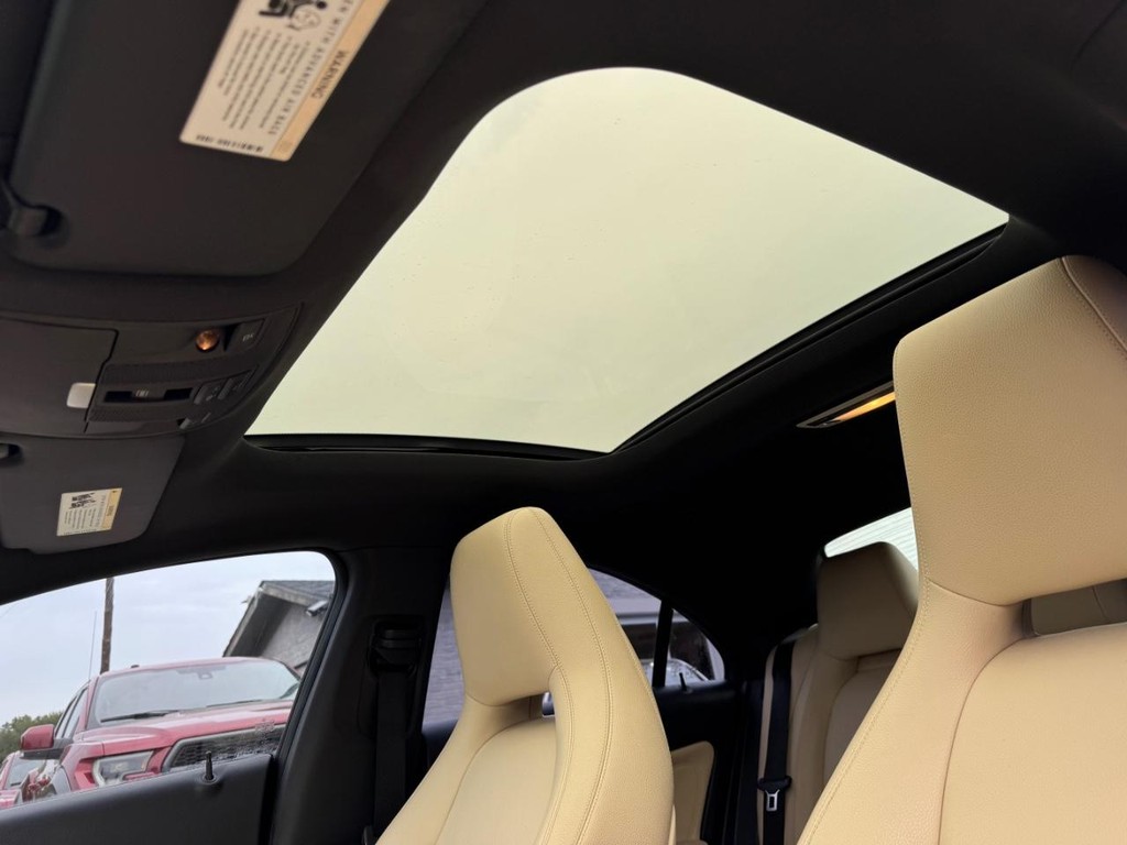 Mercedes-Benz CLA 250 Vehicle Full-screen Gallery Image 26