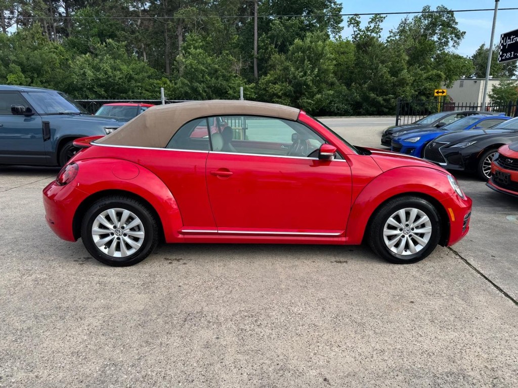 Volkswagen Beetle Convertible Vehicle Full-screen Gallery Image 11