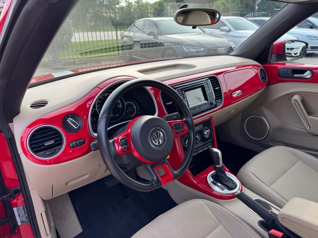 Volkswagen Beetle Convertible Vehicle Full-screen Gallery Image 21