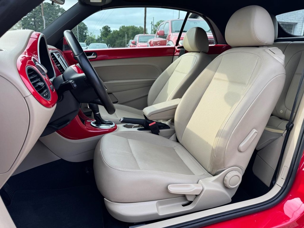 Volkswagen Beetle Convertible Vehicle Full-screen Gallery Image 22