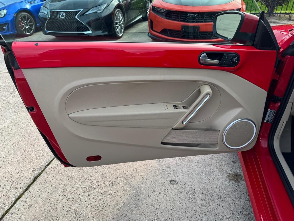 Volkswagen Beetle Convertible Vehicle Full-screen Gallery Image 23