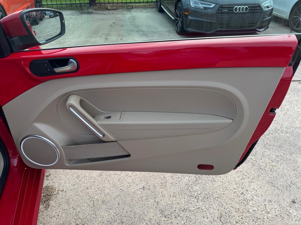Volkswagen Beetle Convertible Vehicle Full-screen Gallery Image 26