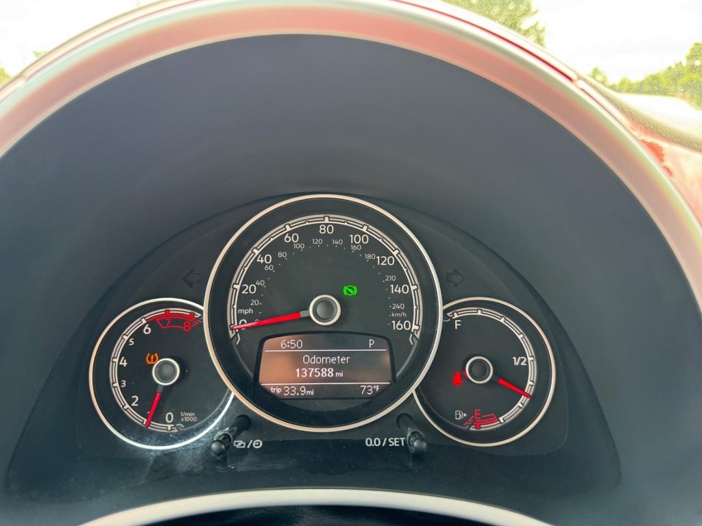 Volkswagen Beetle Convertible Vehicle Full-screen Gallery Image 30