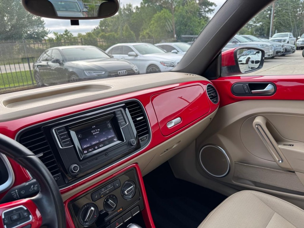 Volkswagen Beetle Convertible Vehicle Full-screen Gallery Image 32