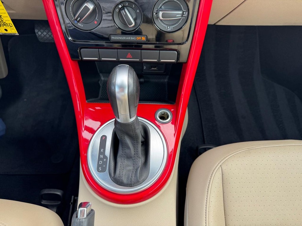 Volkswagen Beetle Convertible Vehicle Full-screen Gallery Image 36