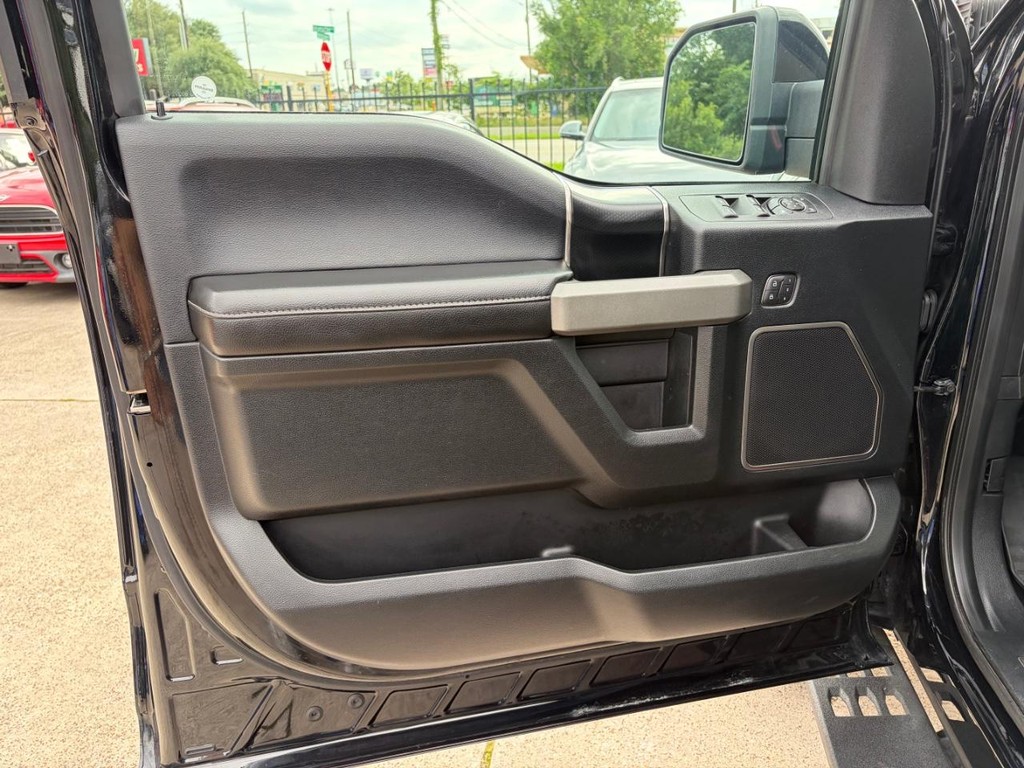 Ford F-150 Vehicle Full-screen Gallery Image 12