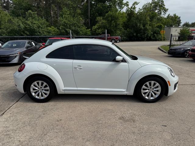 Volkswagen Beetle Vehicle Full-screen Gallery Image 05