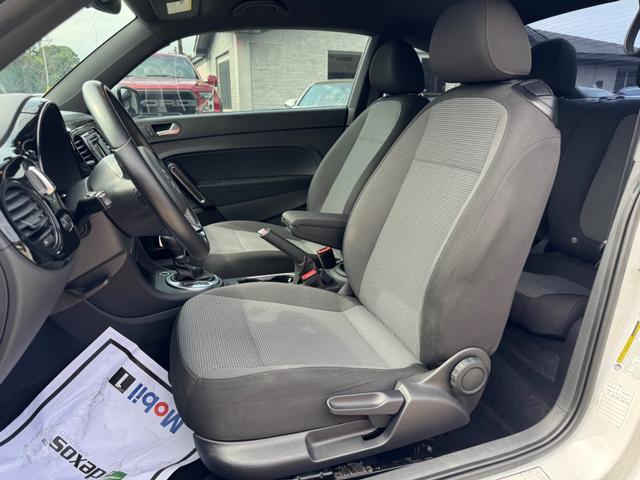 Volkswagen Beetle Vehicle Full-screen Gallery Image 11