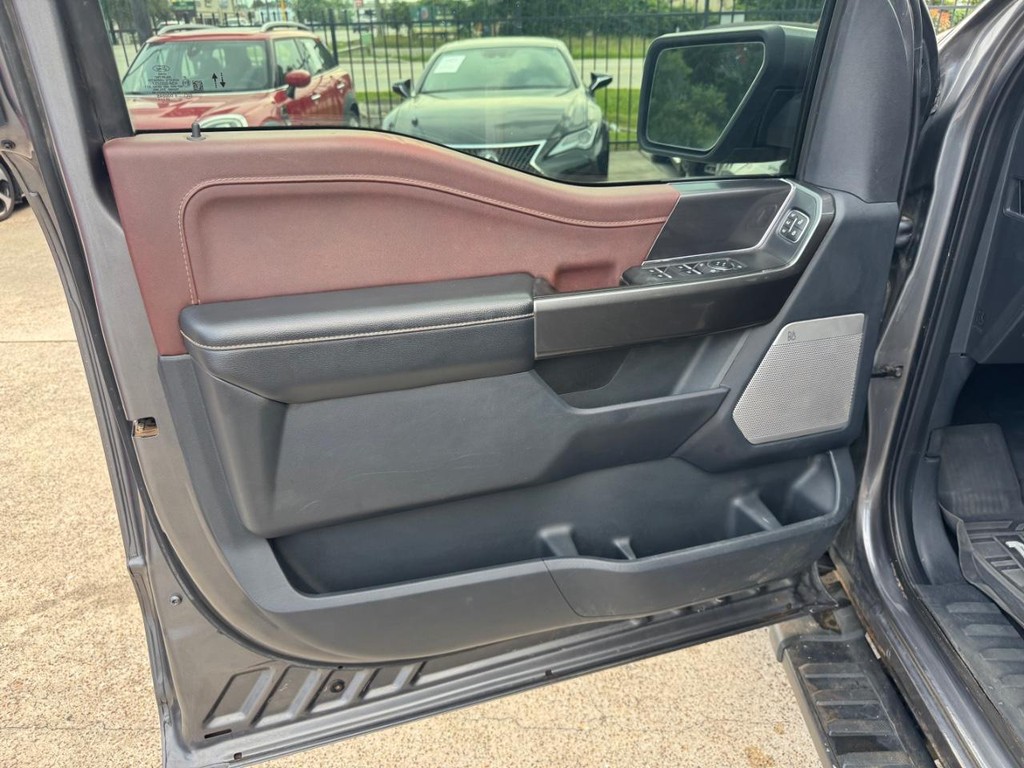 Ford F-150 Vehicle Full-screen Gallery Image 12