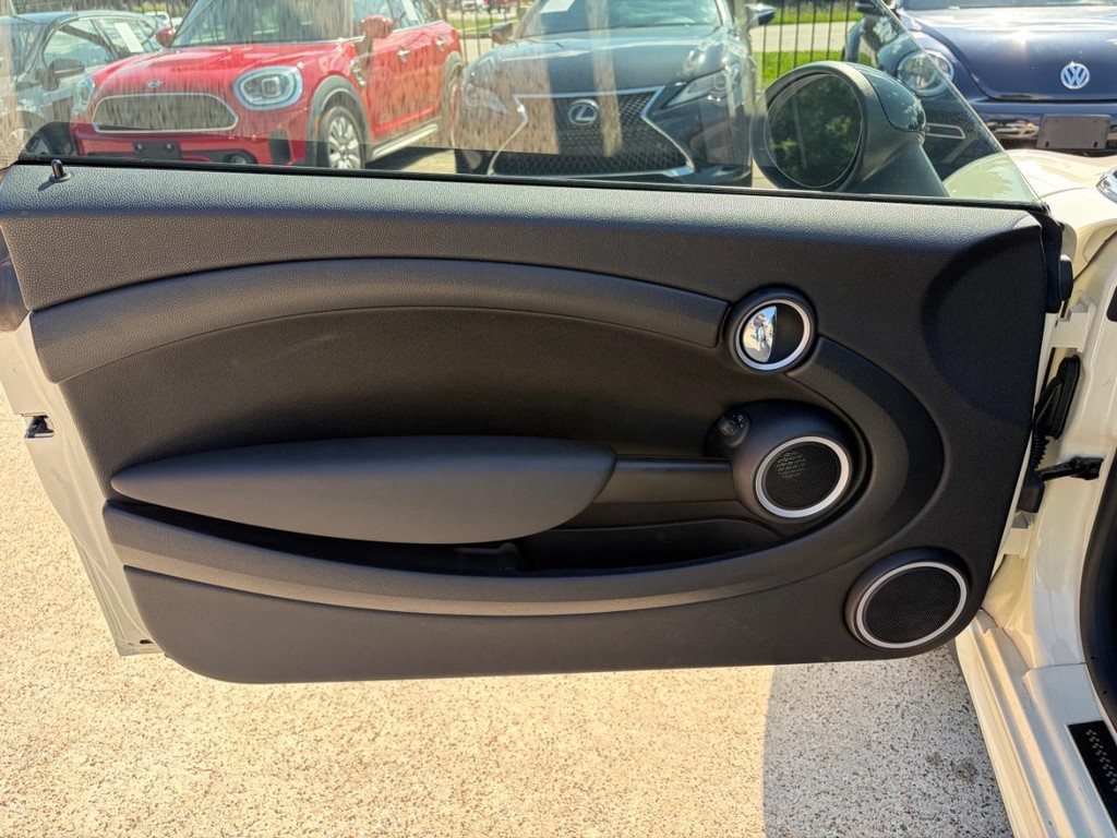 MINI Cooper Coupe Vehicle Full-screen Gallery Image 12