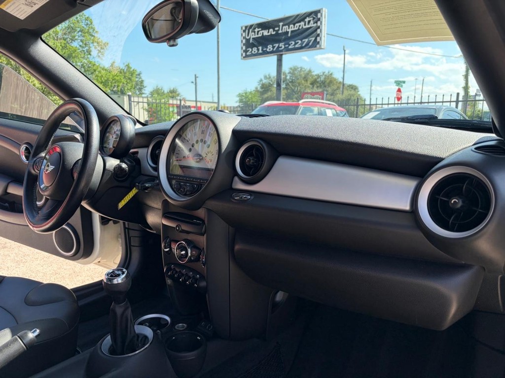 MINI Cooper Coupe Vehicle Full-screen Gallery Image 13