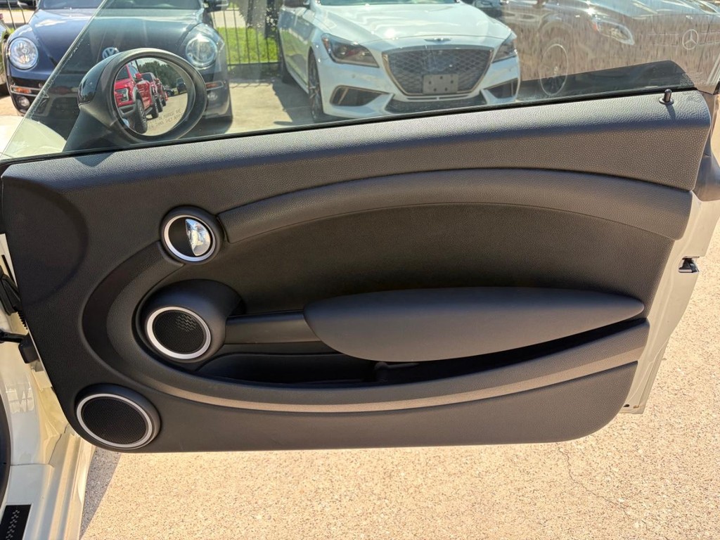 MINI Cooper Coupe Vehicle Full-screen Gallery Image 15