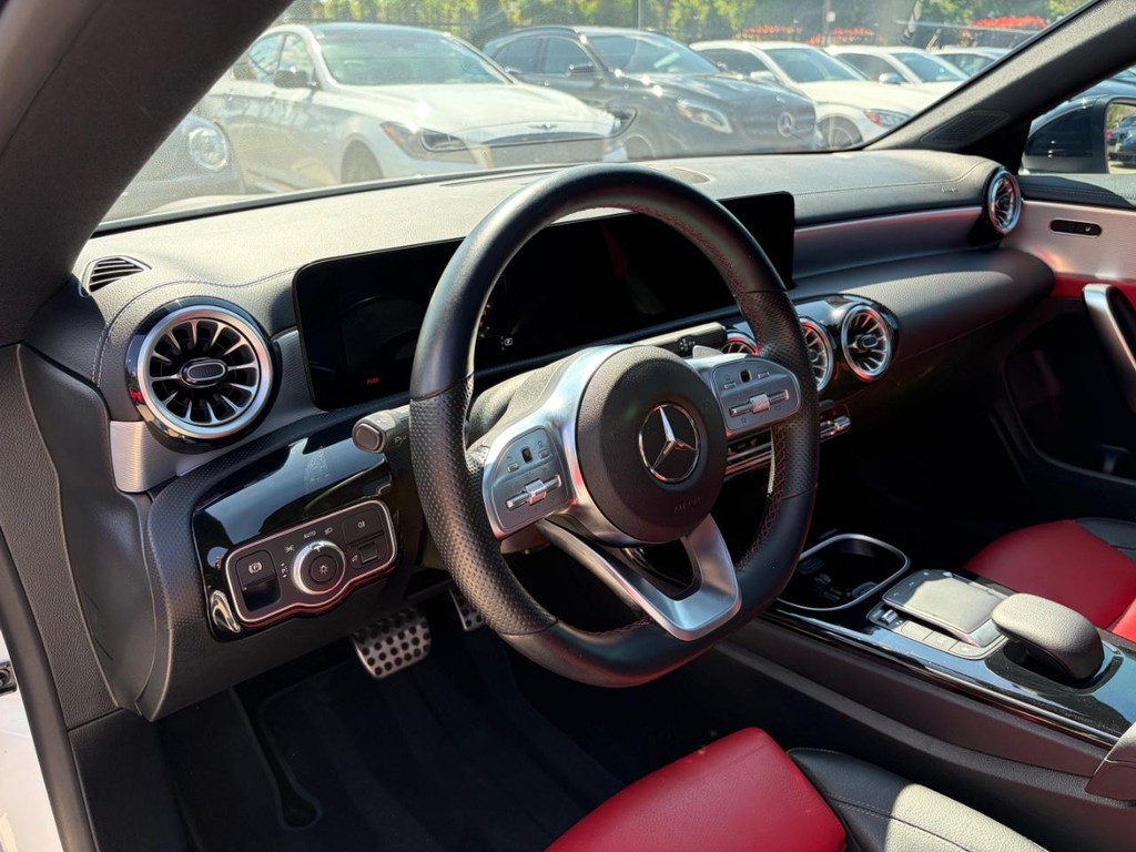 Mercedes-Benz CLA 250 Vehicle Full-screen Gallery Image 10