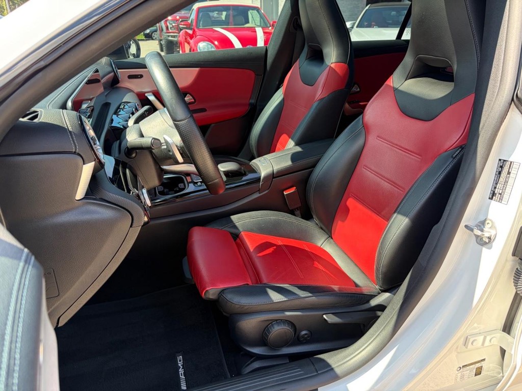 Mercedes-Benz CLA 250 Vehicle Full-screen Gallery Image 11