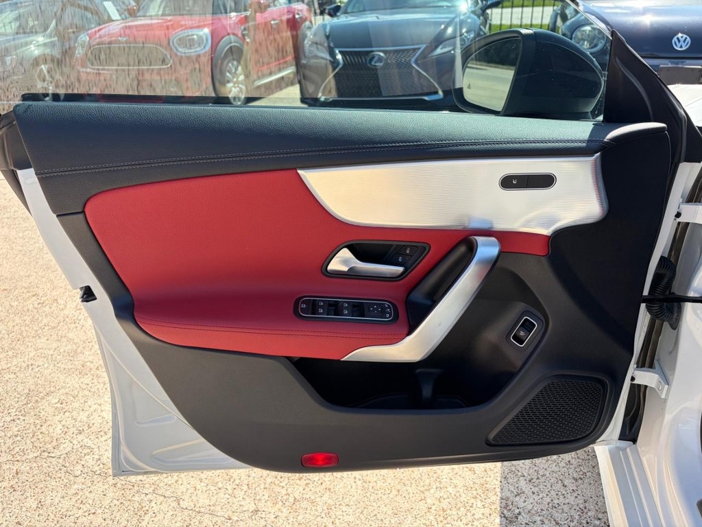Mercedes-Benz CLA 250 Vehicle Full-screen Gallery Image 12