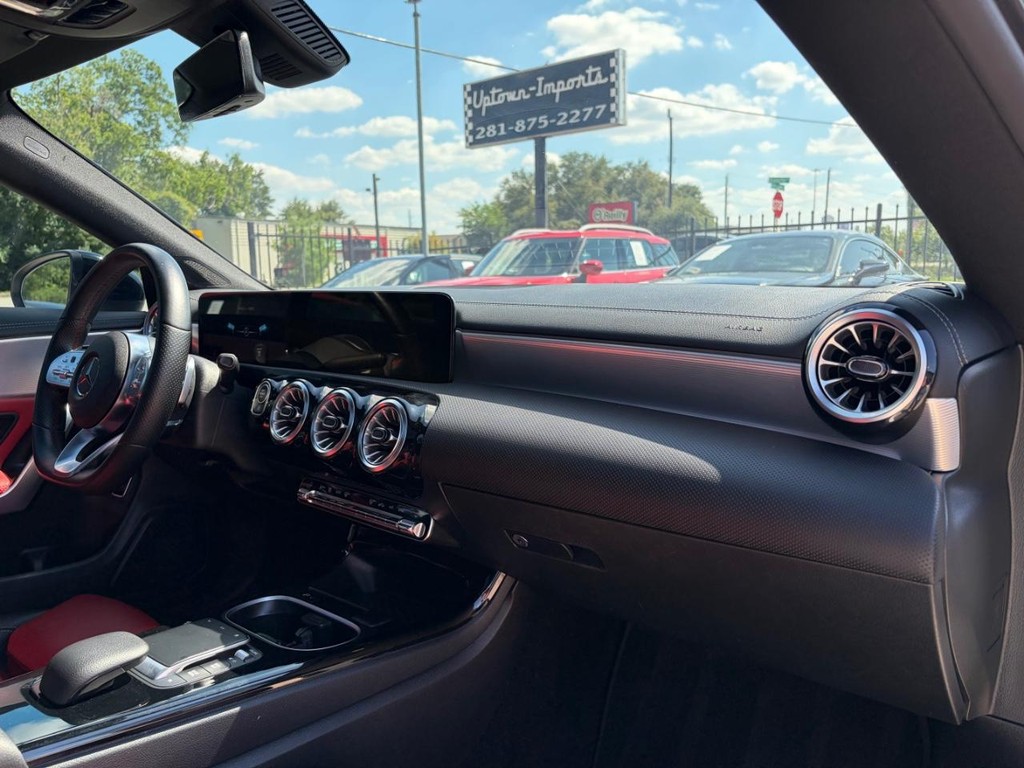 Mercedes-Benz CLA 250 Vehicle Full-screen Gallery Image 13