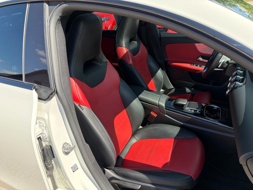 Mercedes-Benz CLA 250 Vehicle Full-screen Gallery Image 14