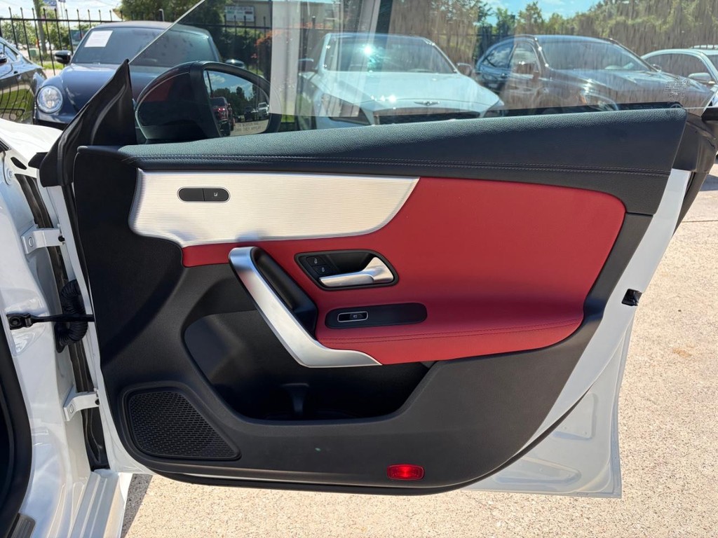Mercedes-Benz CLA 250 Vehicle Full-screen Gallery Image 15