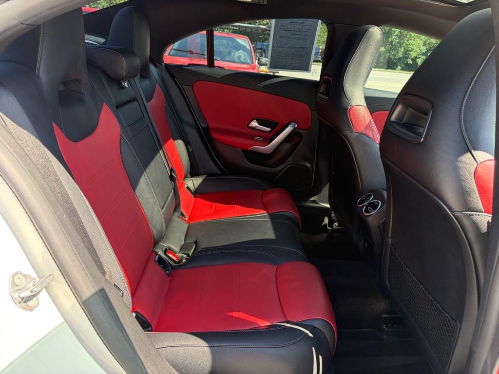 Mercedes-Benz CLA 250 Vehicle Full-screen Gallery Image 16
